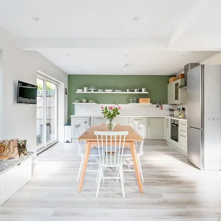 Pass The Keys Modern 2 Bed Family Holiday home